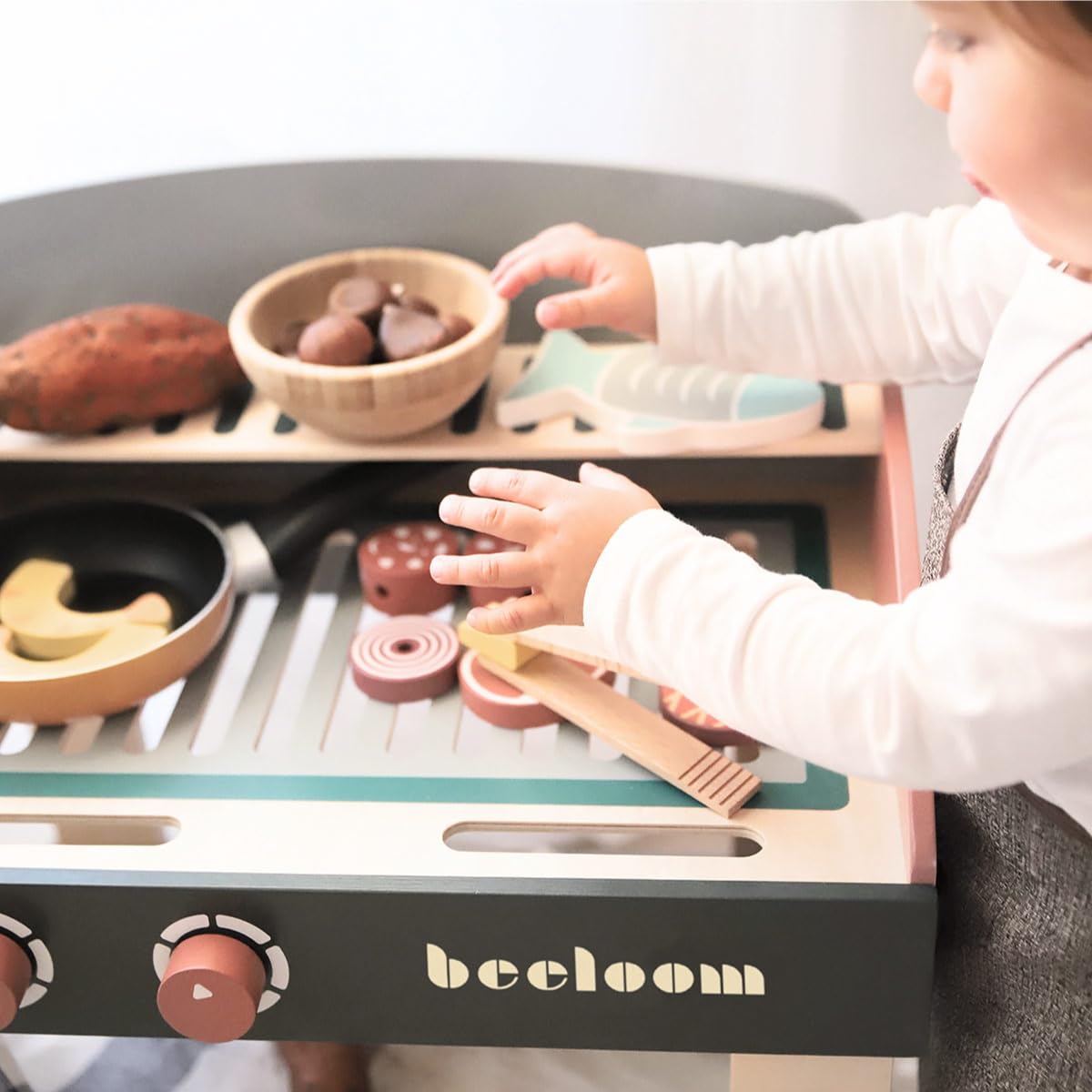 Beeloom Babycue - Cocinita Infantil De Madera Natural con Accesorios, Estilo Barbacoa, Juego De Imitación para Niños Desde 3 Años, Diseño Portátil Y Minimalista