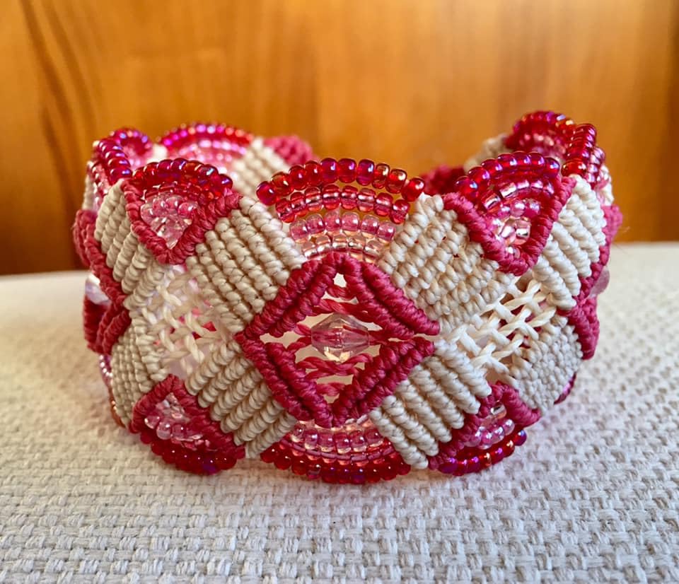 Genérico Brazalete ancho macramé hecho a mano con hilo encerado en tonos beige y rosa y cuentas y rocallas cristal a juego Colgante alitas y cierre mosquetón