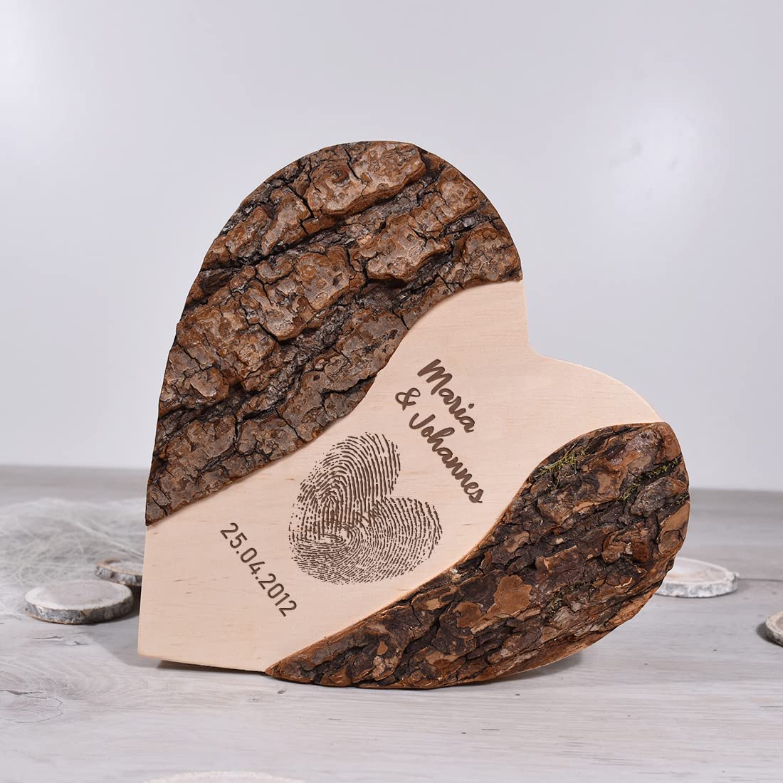 Herz Baumscheibe mit personalisierter Gravur - aus Echtholz gefertigt - DIY Dekoartikel - Wand-Dekoration - Geschenk für Paare - Hochzeitsgeschenk - Jahrestag und Verlobung - Frauengeschenk