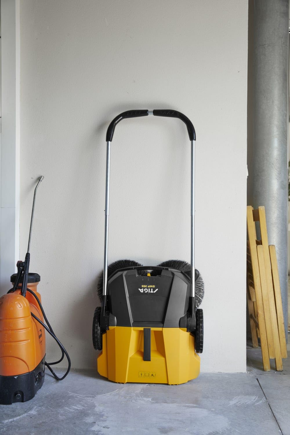 STIGA SWP 355 Spazzatrici da esterno a spinta - Larghezza di pulizia 55 cm, spazzole doppie da 30 cm, contenitore rifiuti da 20 l, altezza regolabile, ideale per superfici dure e aree fino a 1600 m²