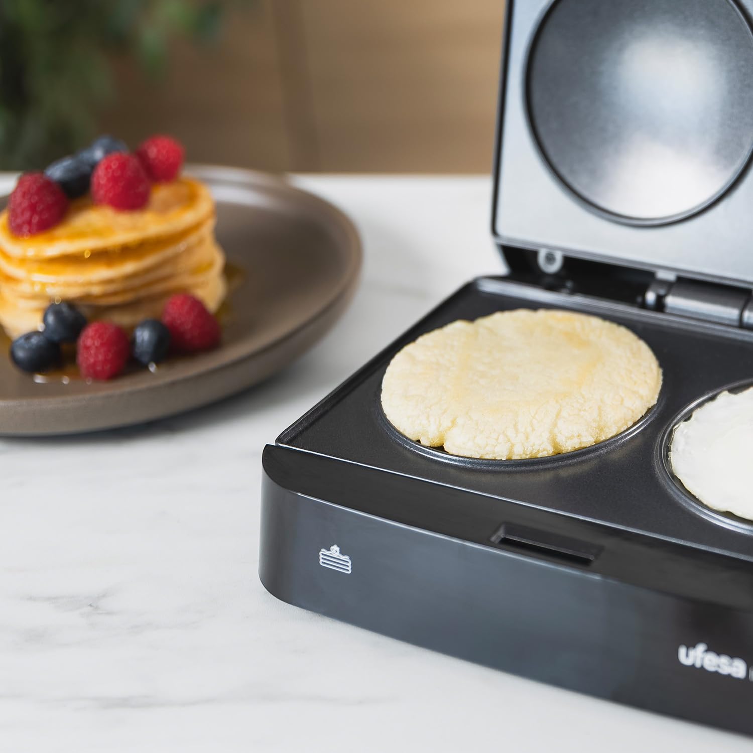 Ufesa Sandwichera Kenya 750W para Pancakes, Huevos y Arepas, Placas Redondas Antiadherentes, Compacta con Almacenamiento Vertical, Libre de PFOA, Acabados Inox, Sistema Recogecables