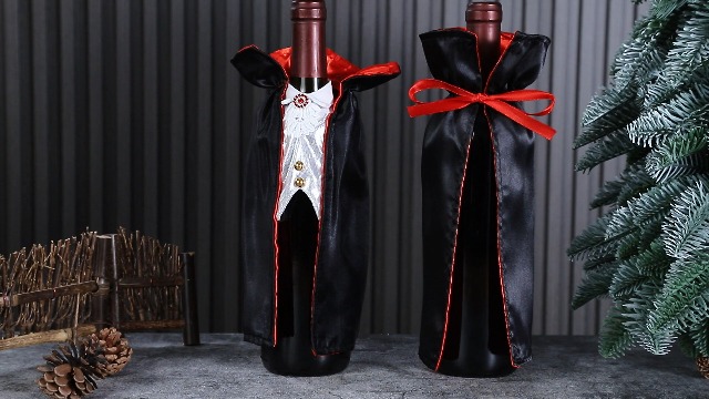 Produktbild von Umhang Vampir 2 Stück Halloween Weinflaschen-Umhänge - Vampir Cape Design Aus Strickstoff - Party Deko Für Grusel-Stimmung Halloween Party Deko