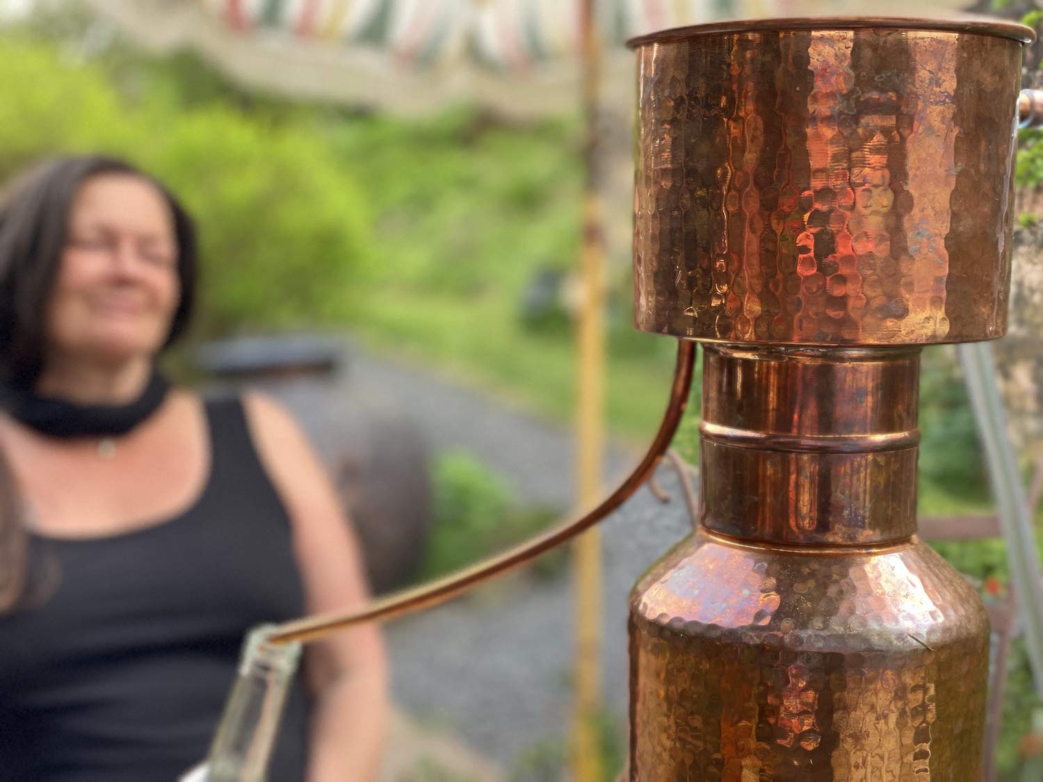 CopperGarden Destille LEONARDO 2 Liter | Sorgenfrei Paket mit Zubehör | Auspacken und Destillieren | Inklusive Pumpe, Kochplatte etc. | Kräuter Brennerei f. Hydrolate & ätherische Öle