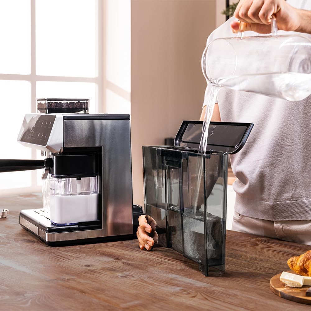 Cecotec кофе машинасынын алынуучу суу багына кол менен суу куюу.