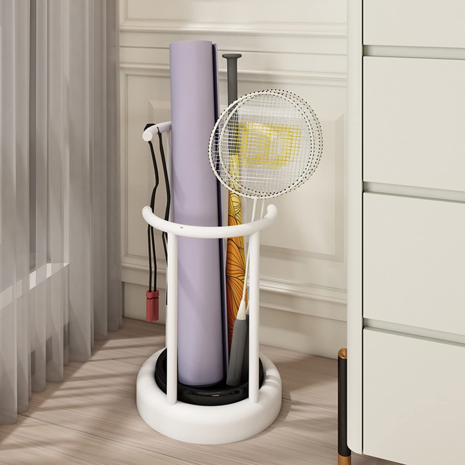 Soporte Vertical Redondo para Esterilla de Yoga con Base Estable, Cesta de Almacenamiento y organización para Gimnasio en casa, Soporte para Mancuernas, Pesas Rusas y Rod