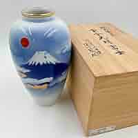 箱有り未使用新品　深川製磁　宮内庁御用達 　雲金光明富士山　花瓶　花生 深川製磁 雲金光明富士 花瓶 有田焼 宮内庁御用達 富士山 壺