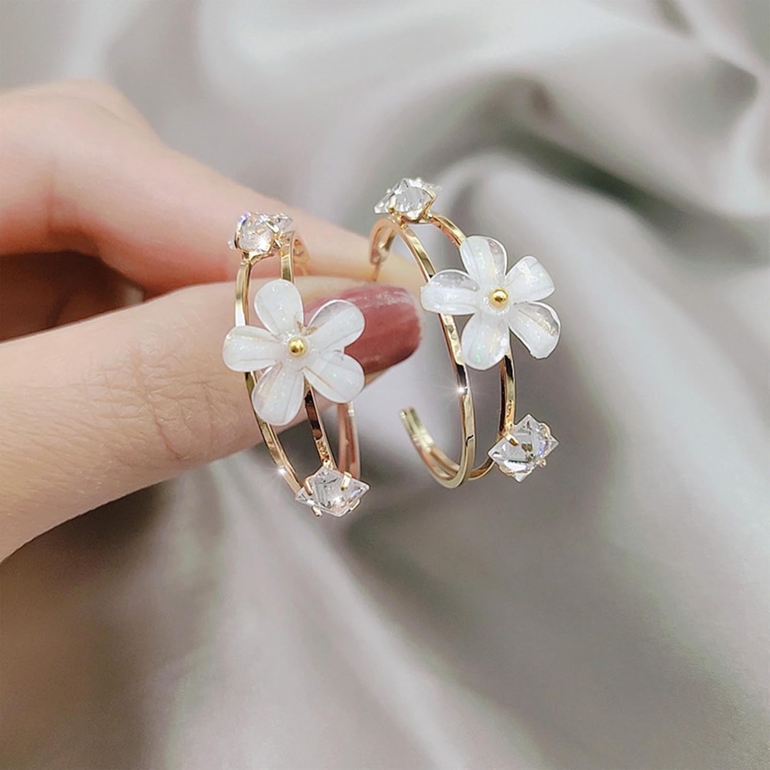 Acrylic Flower Hoop Earrings for Women Romantic White Flower Earrings Large Gold Hoop Earring Acrylic Resin Floral Earring Jewelry for Women - Image 5