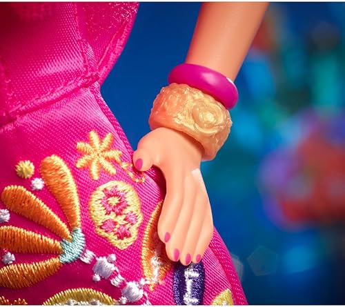 Miniatura 7 de Barbie Muñeca de moda exclusiva, 2023 Dia de Muertos coleccionable con vestido rosa con volantes y sosteniendo pequeño Ofrenda, incluye soporte para