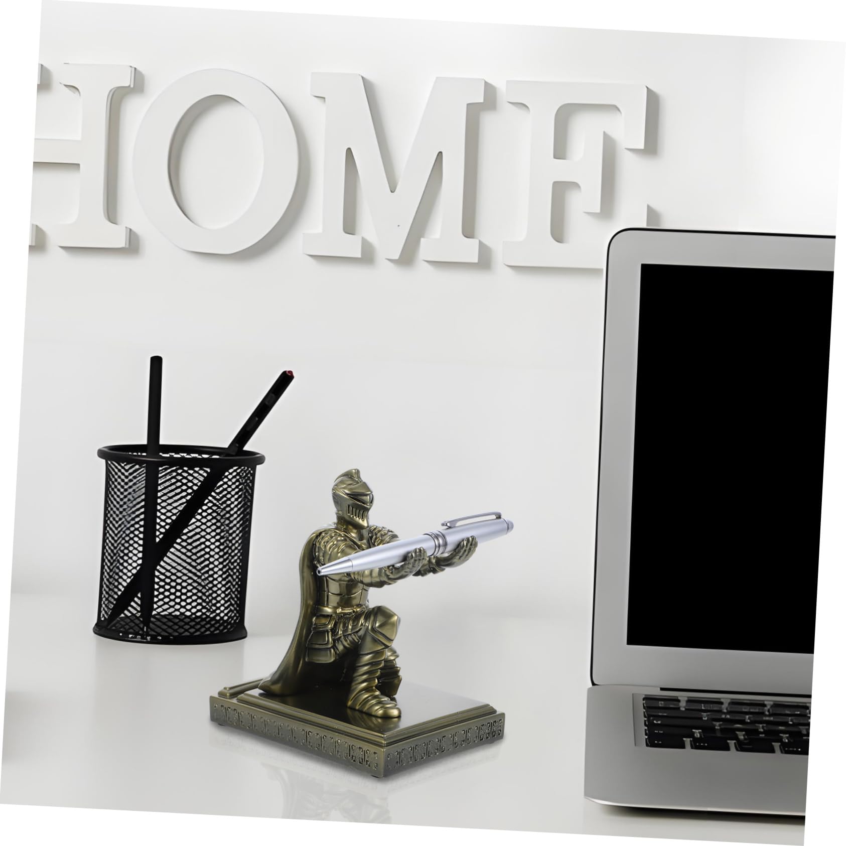 DOITOOL Portapenne Soldato in Resina Base Stabile, Aspetto Medievale Retrò, Design Unico, Portapenne Multifunzionale per Ufficio e Vanity, Decorazione Scrivania Oro