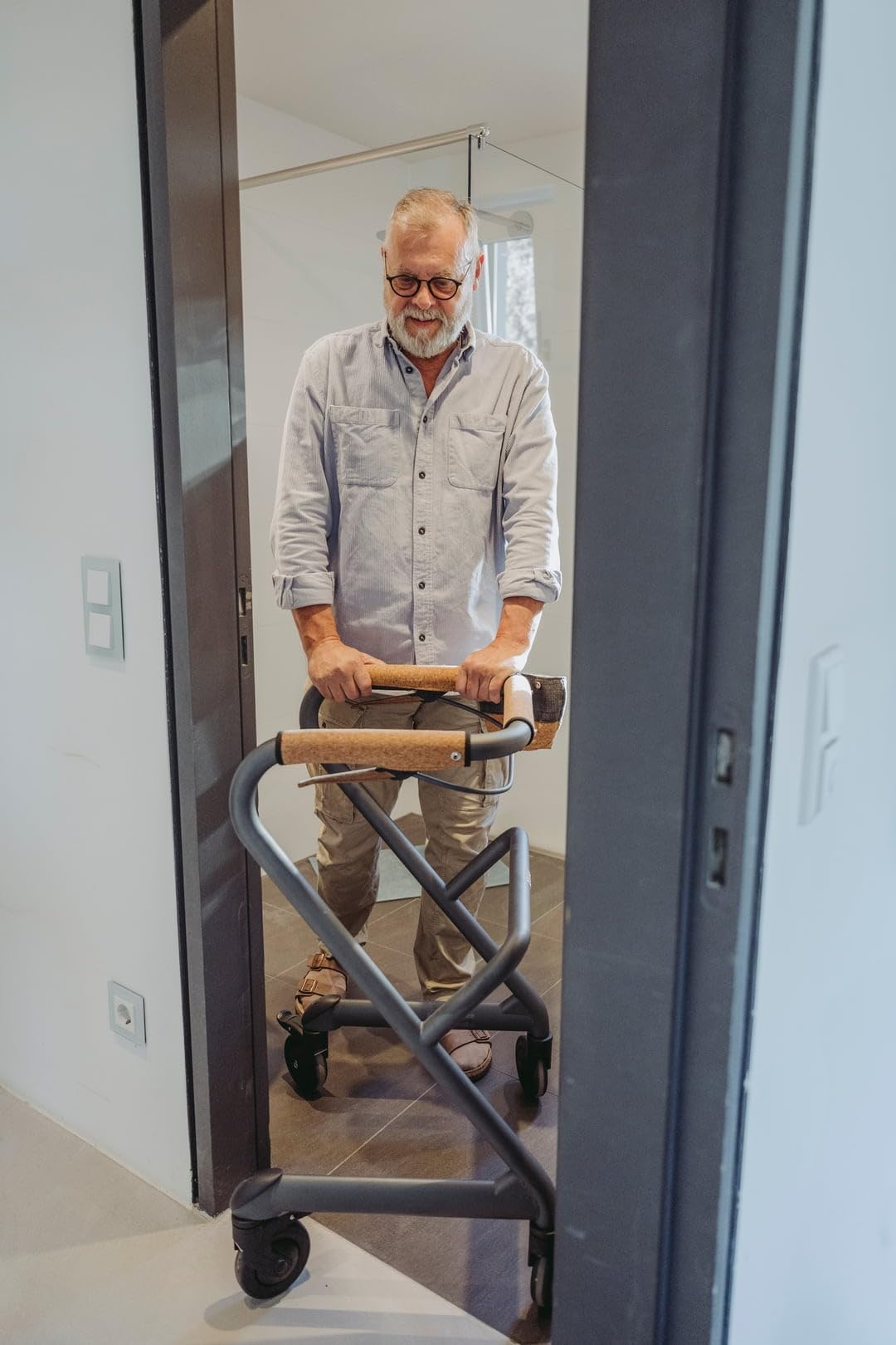 Saljol Wohnraumrollator in Vollausstattung, Helfer für den Wohnbereich mit Tablett und Sitz, Indoor Rollator, wendig, stabil, mobiler Handlauf, Sitzhöhe 56 cm, Velvet Grey (Anthrazit)