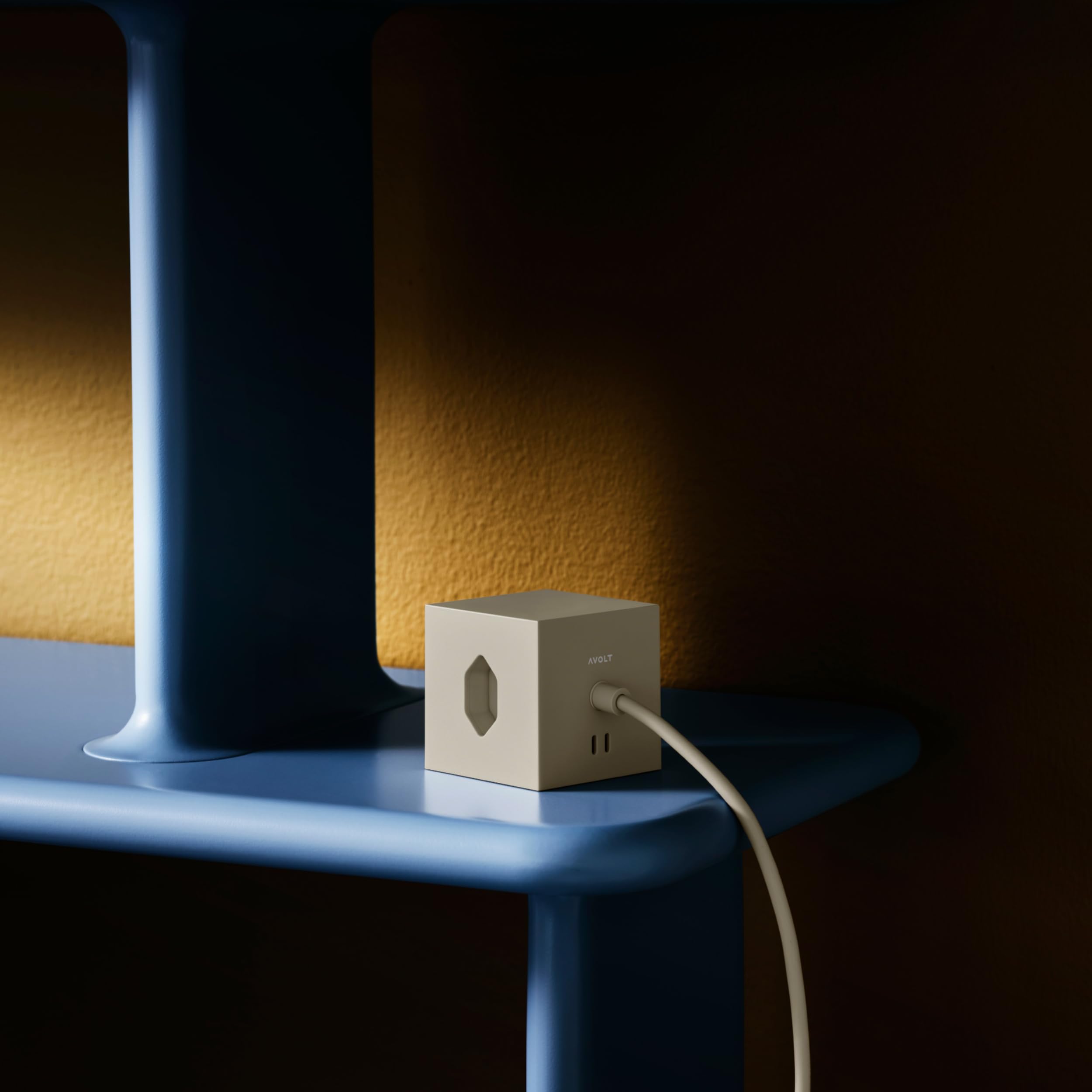 Avolt Square 1 Schweizer Mehrfachsteckdose CH Typ J, Klein, 2 USB-C 30W | Schweizer Stecker Typ J für Steckdosen in der Schweiz. Magnetfuß, Steckdosenleiste beige, 2 USB-C 30W, Design Würfel