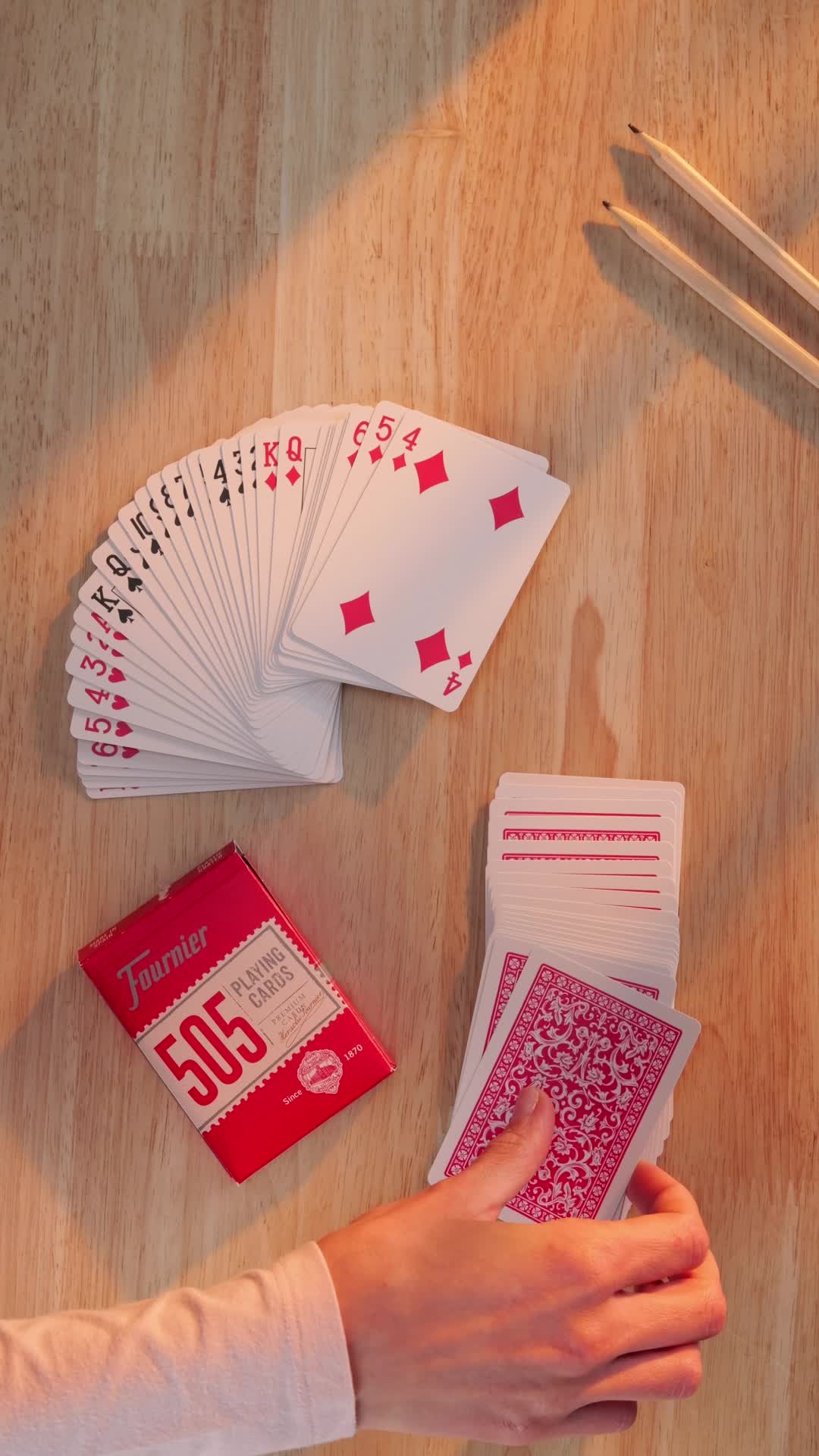 Jeu de cartes à jouer illustrés de type vintage mais bien moderne