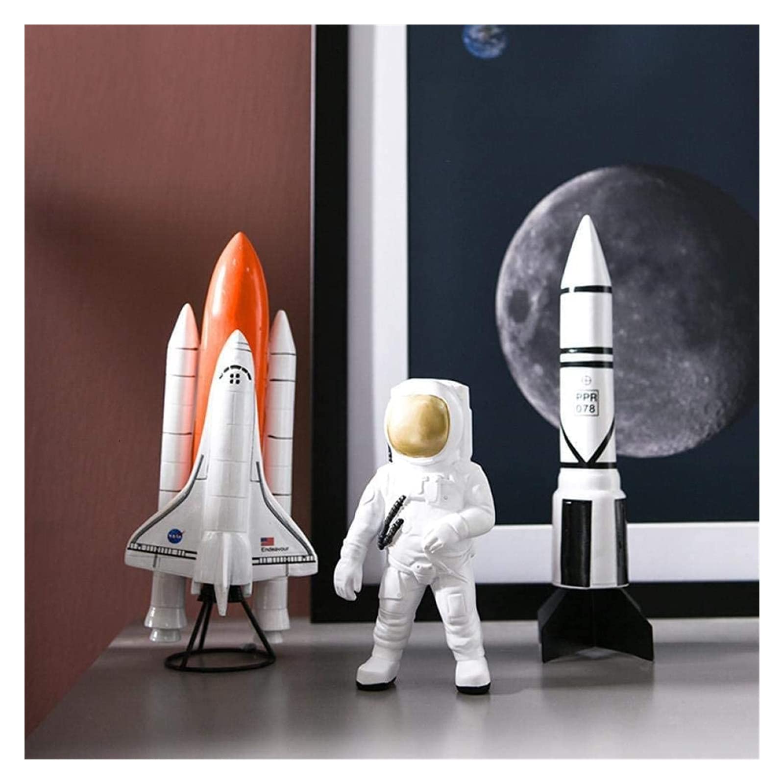 月ロケットと宇宙飛行士の置物　金属製　作家もの 月ロケットと宇宙飛行士の置物 金属製 作家もの - メルカリ