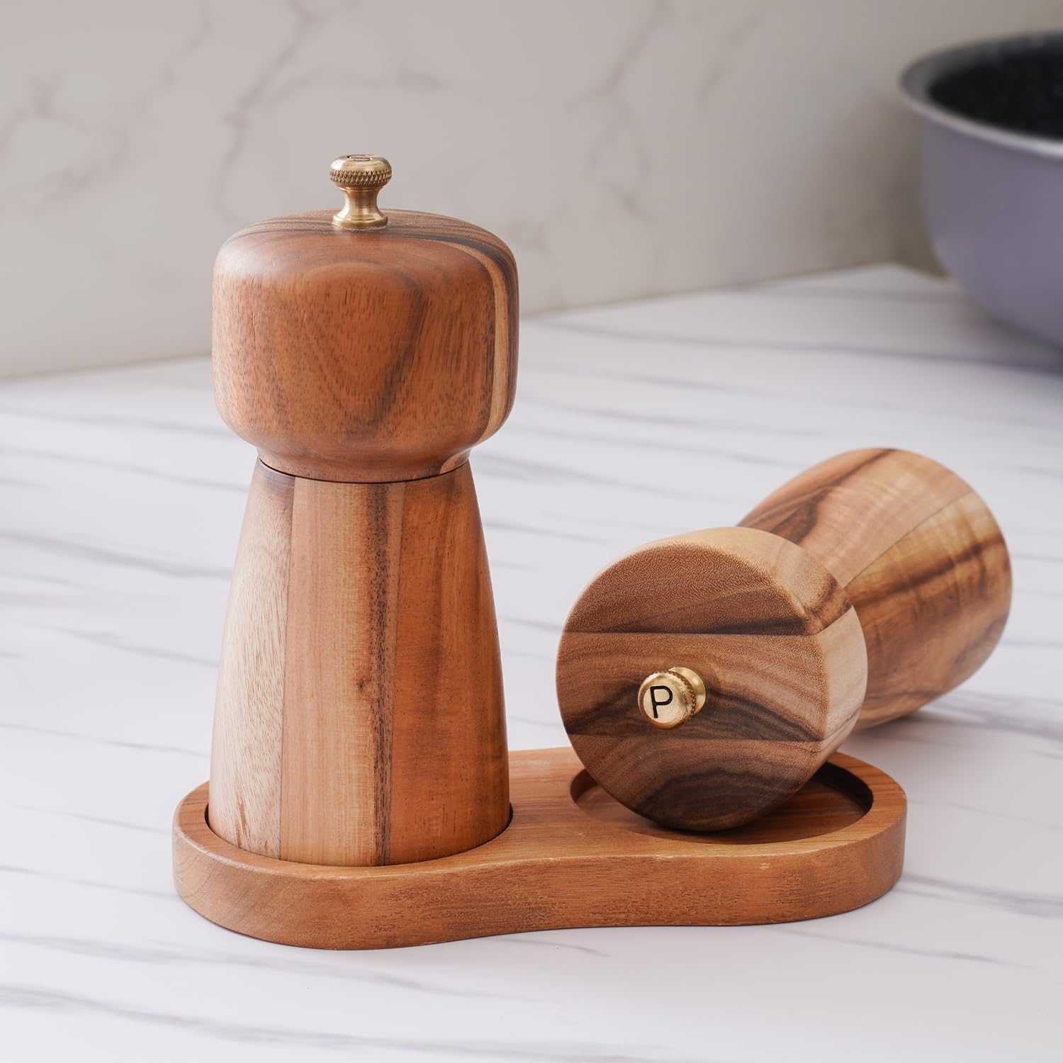 Ensemble de moulins à sel et poivre avec plateau - Moulin à sel réglable en céramique - Moulin à poivre en acier inoxydable - Bois d'acacia - Hauteur : 14 cm - Diamètre du fond : 6 cm