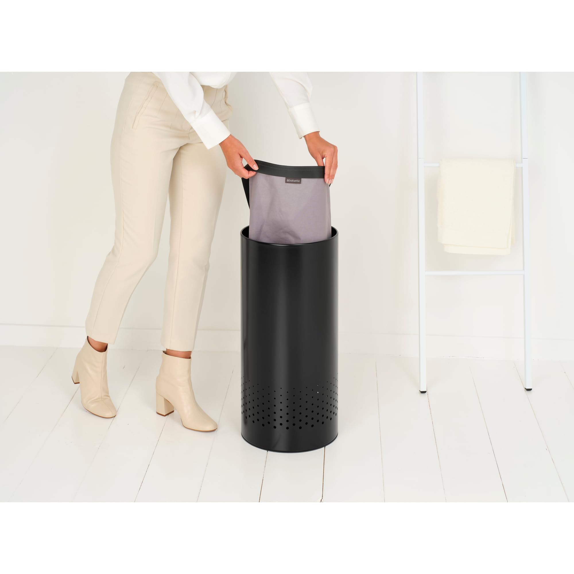Brabantia Wäschekorb mit Deckel | 35 l Wäschebehälter mit herausnehmbarem Baumwollbeutel und Quick-Drop-Öffnung | Platzsparender Wäschekorb | Matt black