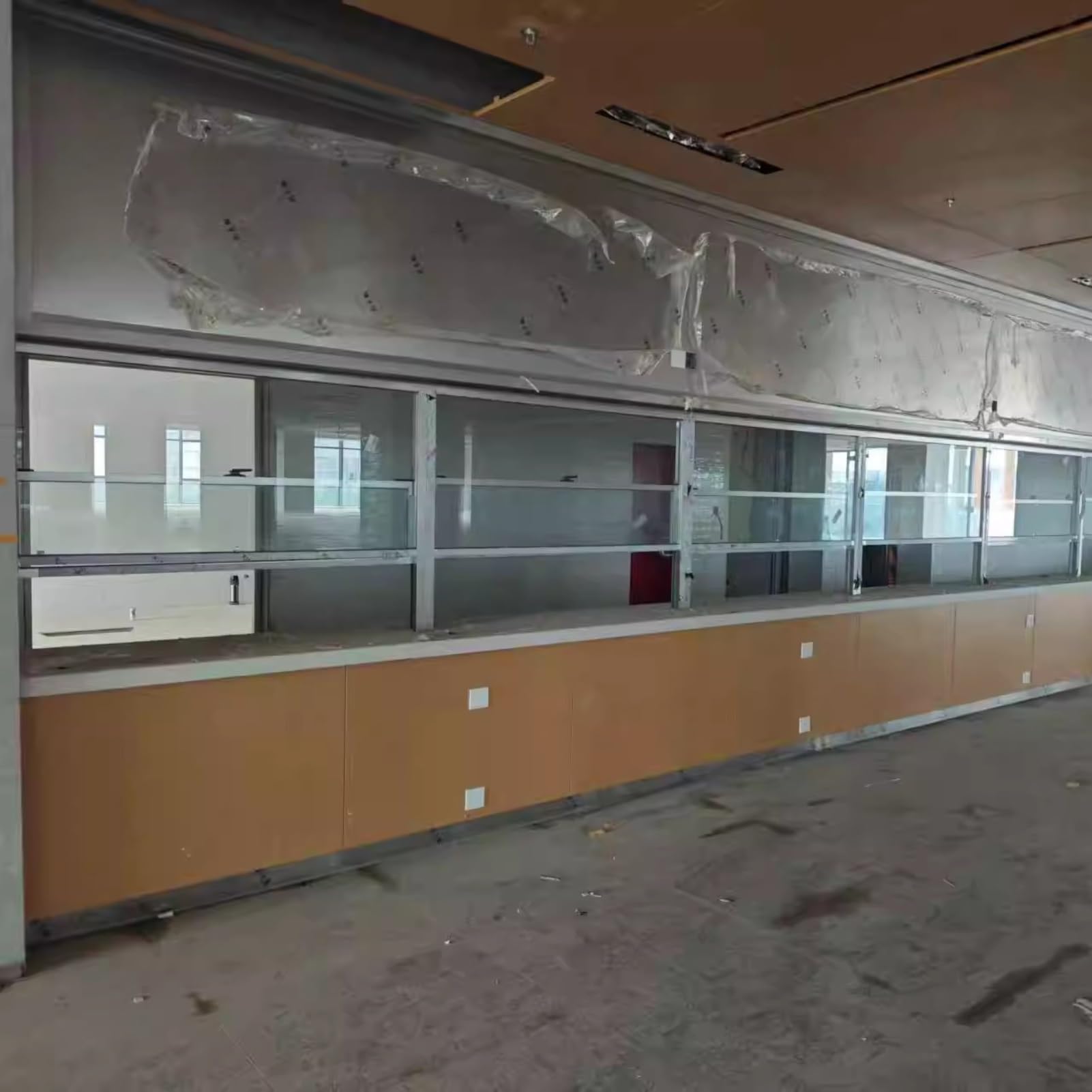 Fenêtres encastrées en acier inoxydable avec verre trempé, isolation acoustique à levage vertical pour restaurant et service de camion de restauration