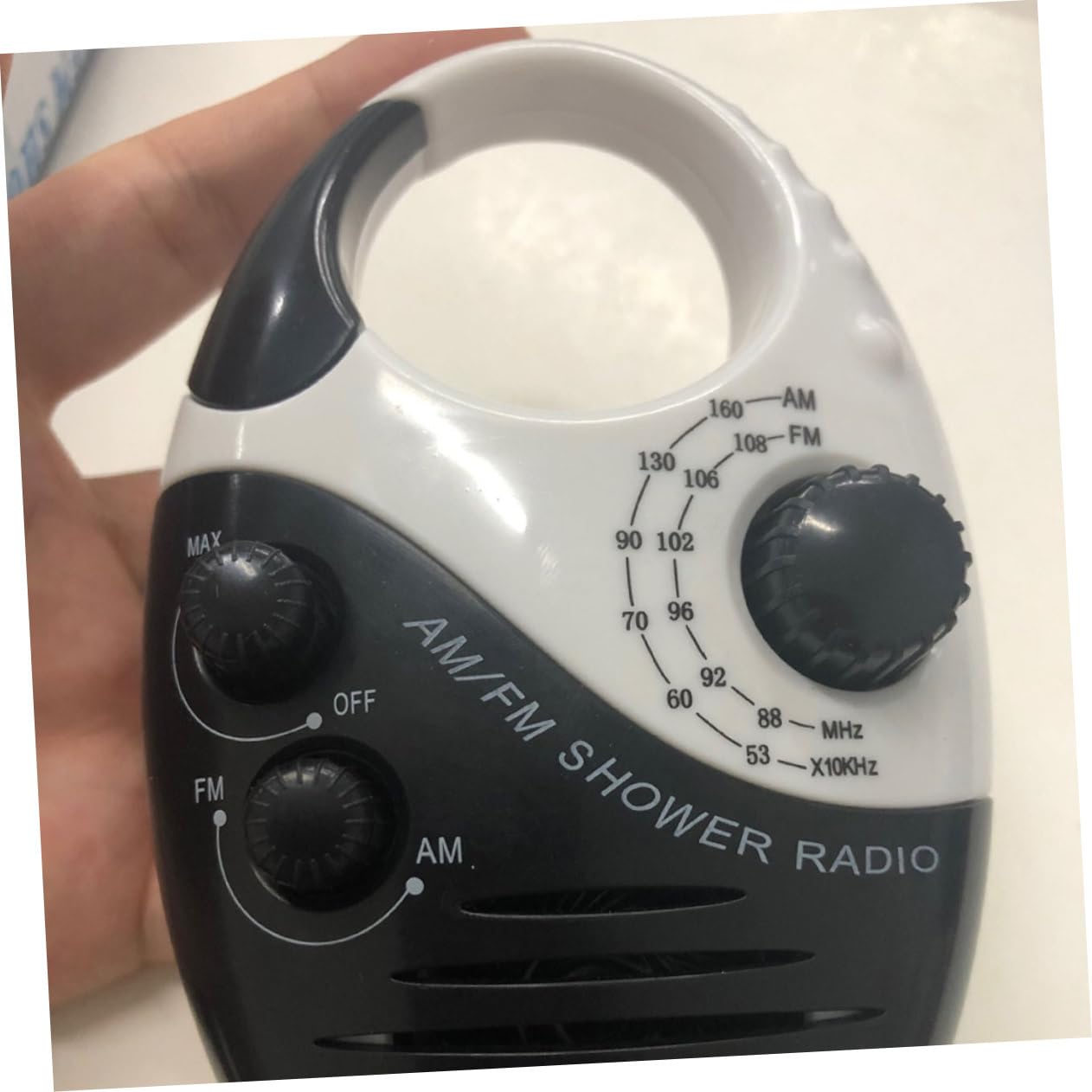 Homoyoyo Radio de Ducha Resistente con Soporte Am/FM, Volumen Ajustable y Gancho de Plástico para Baño y Actividades al Aire Libre