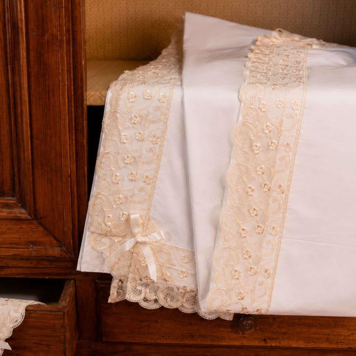 Parure de lit Elysia en coton crème et dentelle brodée main RICAMI FIORENTINI BALDI