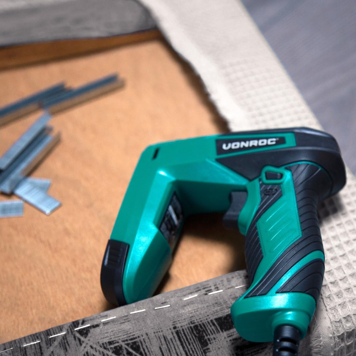 VONROC Graffatrice/Chiodatrice Elettrica ET502AC con 900 Graffe e 300 Chiodi Inclusi - Design Compatto e Sicuro