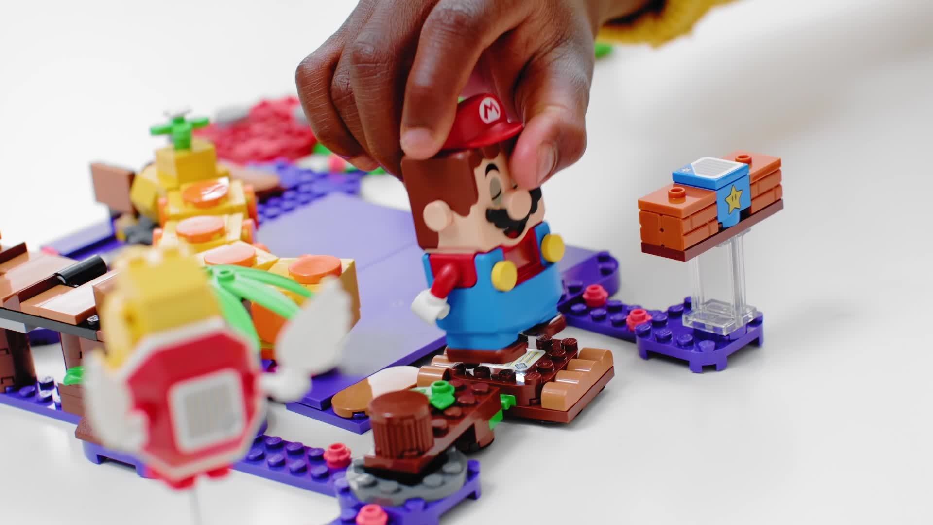 LEGO 71383 Super Mario Wigglers Giftsumpf–Erweiterungsset, modulares Spielset zum Sammeln mit Gumba und Koopa Paratroopa – Bild 8