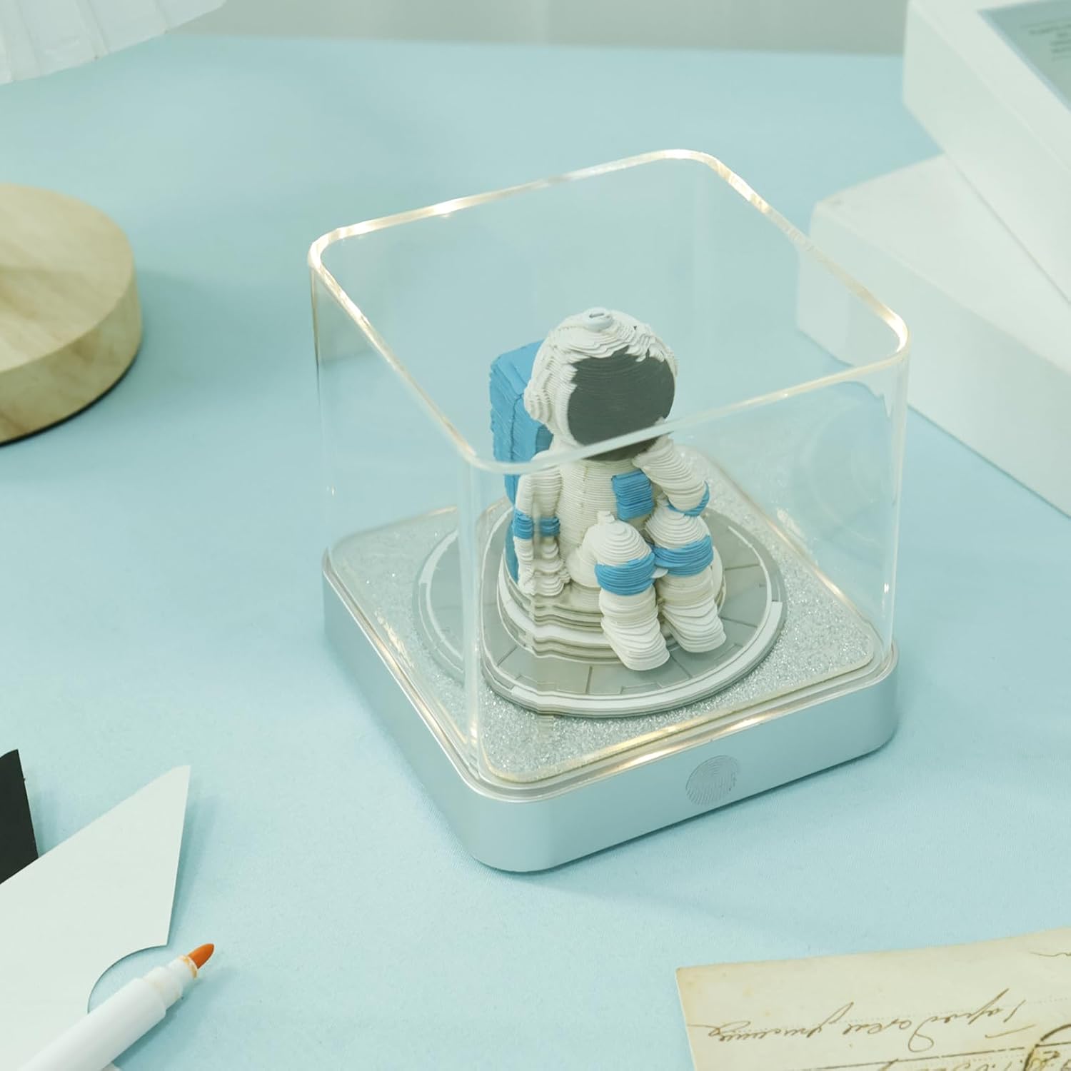 3D Art Desk Calendar 2025, Creative Stereoscopic Calendar Memo Pad, LED Light Time Piece Calendar, 3D Memo Pad Paper Carving Art Calendar, Art Sculpture for Desktop Decoration Gift (Astronaut)