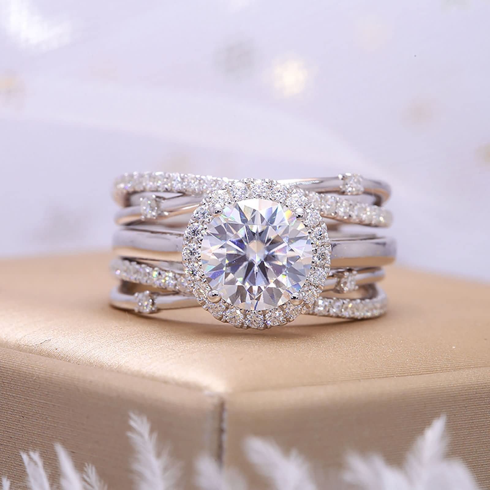 Anillos de oro blanco para mujer, juego de anillos de boda de oro blanco de 14 K/18 quilates con 4 puntas redondas de 8 x 8 mm con moissanita de 2 quilates | Tamaño del anillo personalizado