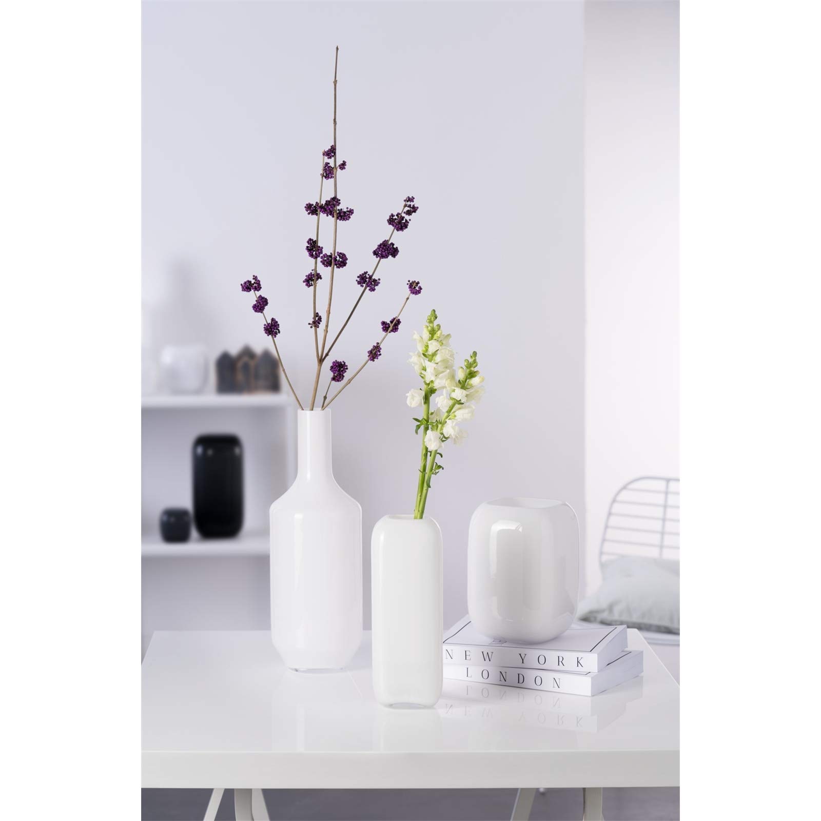 Leonardo Milano, Blumenvase aus weiß gefärbtem Glas, handgefertigte Glasvase in modernem Design, Höhe: 20 cm, Breite 15 cm, 041663