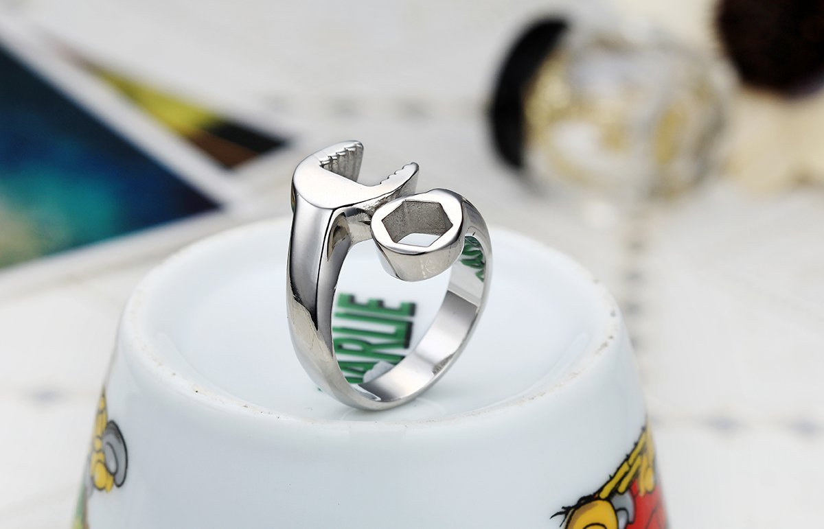 JewelryWe Anillo de acero inoxidable pulido para hombre, diseño de llave mecánica, color plateado (con bolsa de regalo)