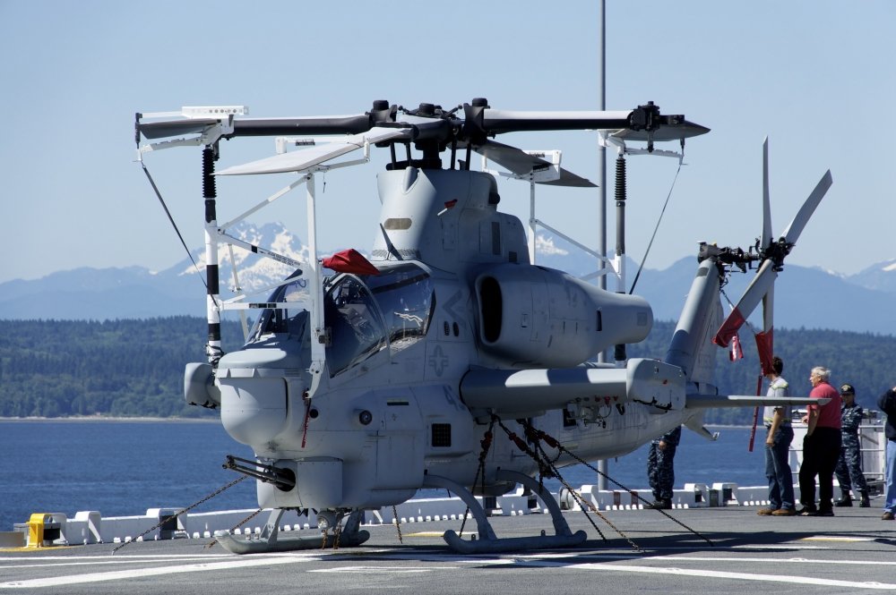 Puget Sound, August 1, 2011 - A U.S. Marine Corps AH-1W Cobra helicopter is chained to the flight deck aboard the amphibious assault ship USS Bonhomme Richard. Poster Print (34 x 22)