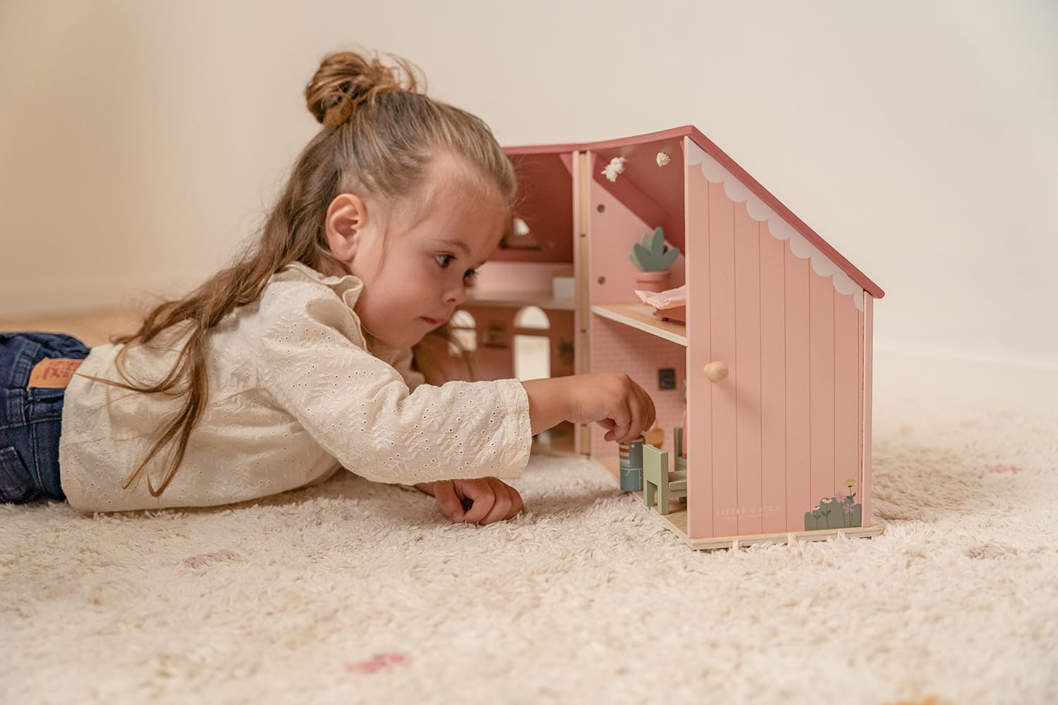 Little Dutch Casa de muñecas de madera portátil y plegable con muchos accesorios y figuras de juego, muebles rosa