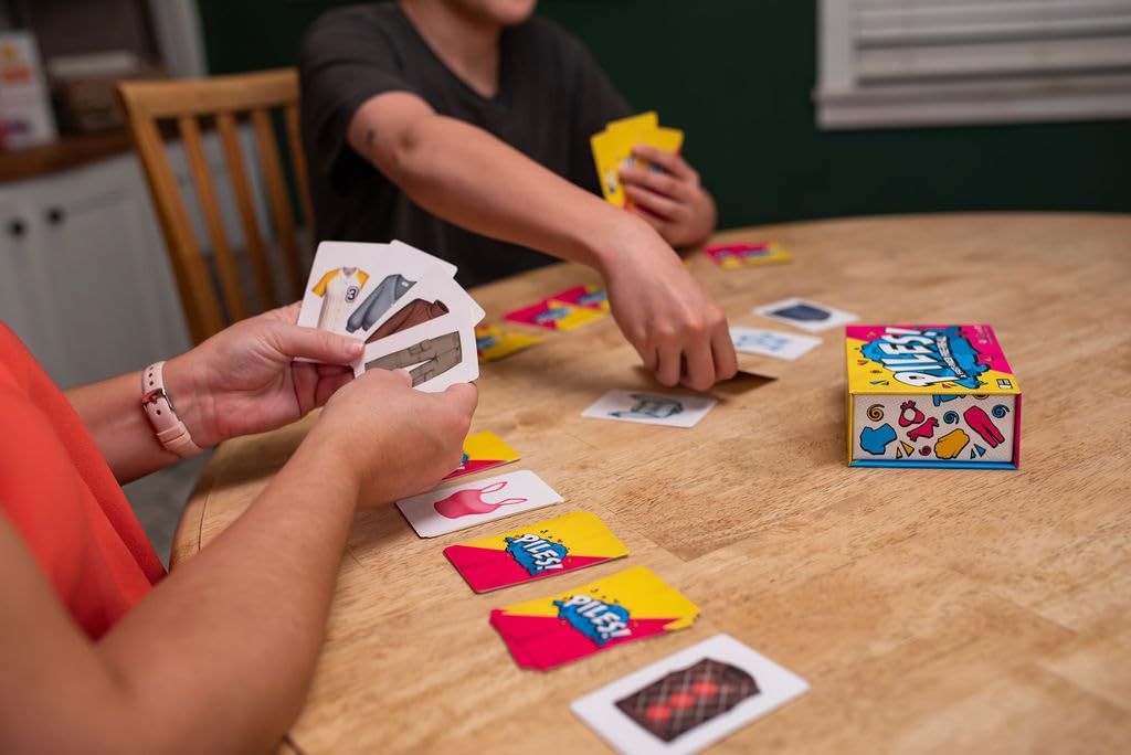 Asmodee Juego de cartas Piles! - Juego de acción rápida para 2-8 jugadores
