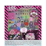 DESATA SU CREATIVIDAD Este increíble set de cambio de imagen contiene todo lo que necesita para crear un look de belleza deslumbrante. Con múltiples colores de esmalte y gemas de uñas, brillos de labios y más, se divertirá mucho luciendo glamour.