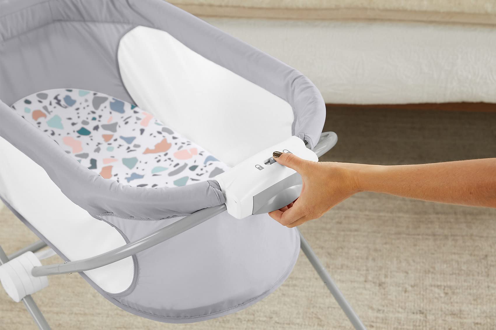 Fisher-Price GVG95: 3-in-1 Zusammenklappbares Beistellbettchen – Tragbare Wiege, Reisebett für Neugeborene und Säuglinge