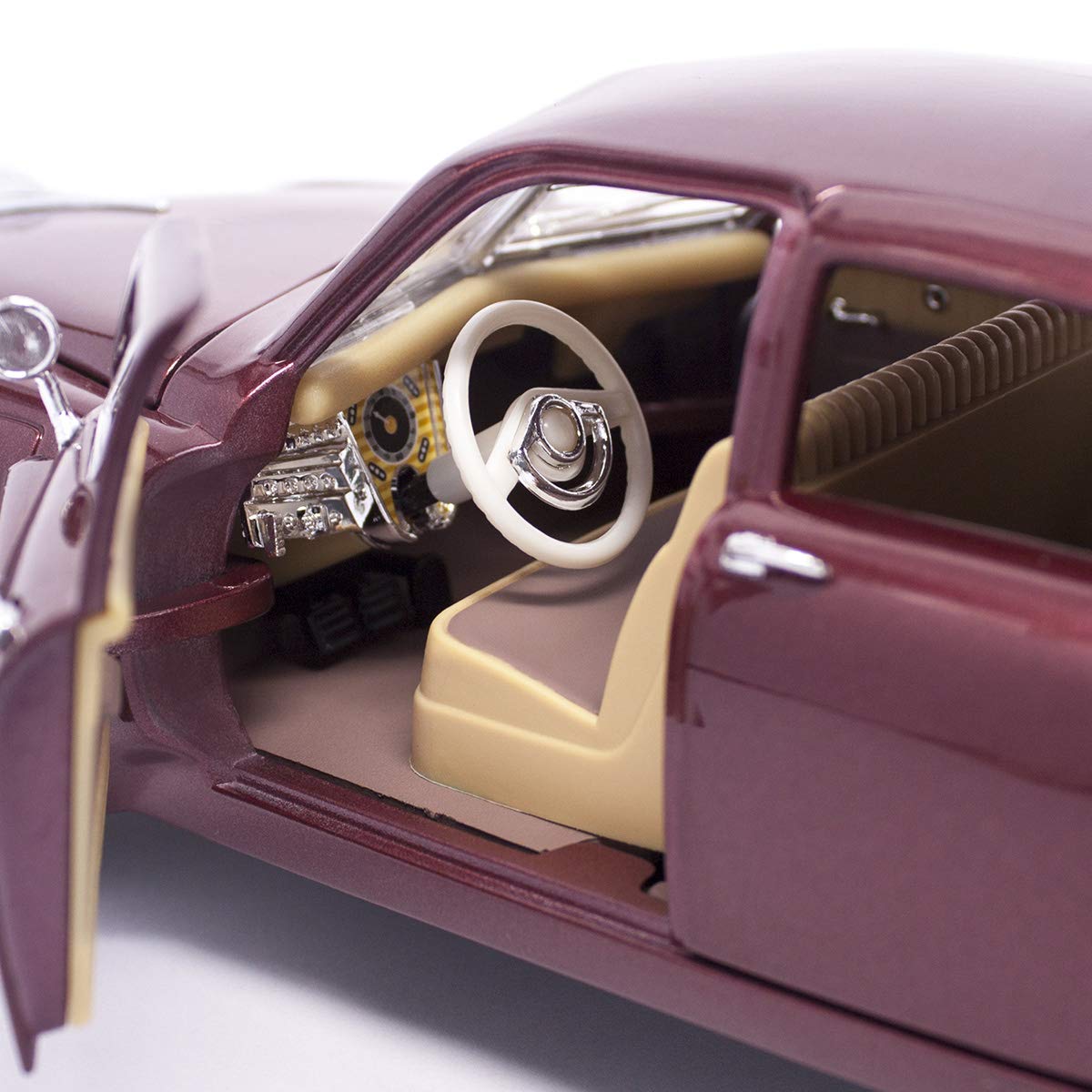 Road Signature 1948 Tucker Torpedo-1: 18 Scale Die Cast Model,Red