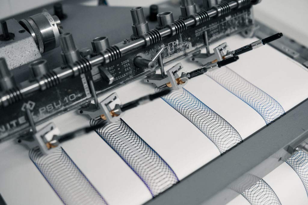 Otto Hutt design 04 Tintenroller 009-16494 – Tintenroller mit hochwertiger Beschichtung und glänzender Oberfläche in der Farbe Schwarz-Roségold – Mit Großraummine M, blau