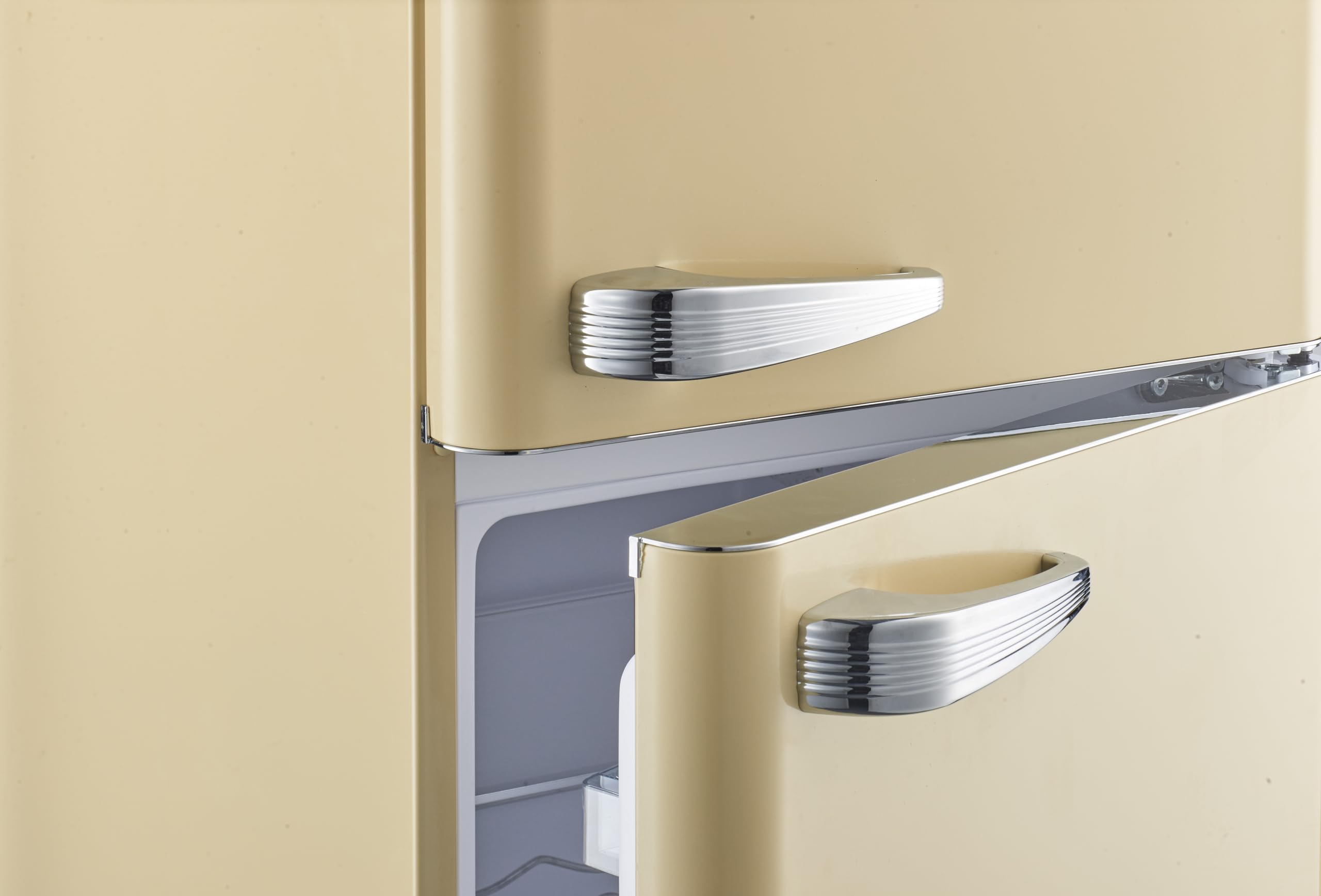 Wolkenstein Kühl-Gefrier-Kombination KG250.4RT SC Creme | 249 Liter Nutzinhalt | 4* | 69 Liter Gefrierfach | Externer Chromgriff | Silber Applikationen | Freistehend