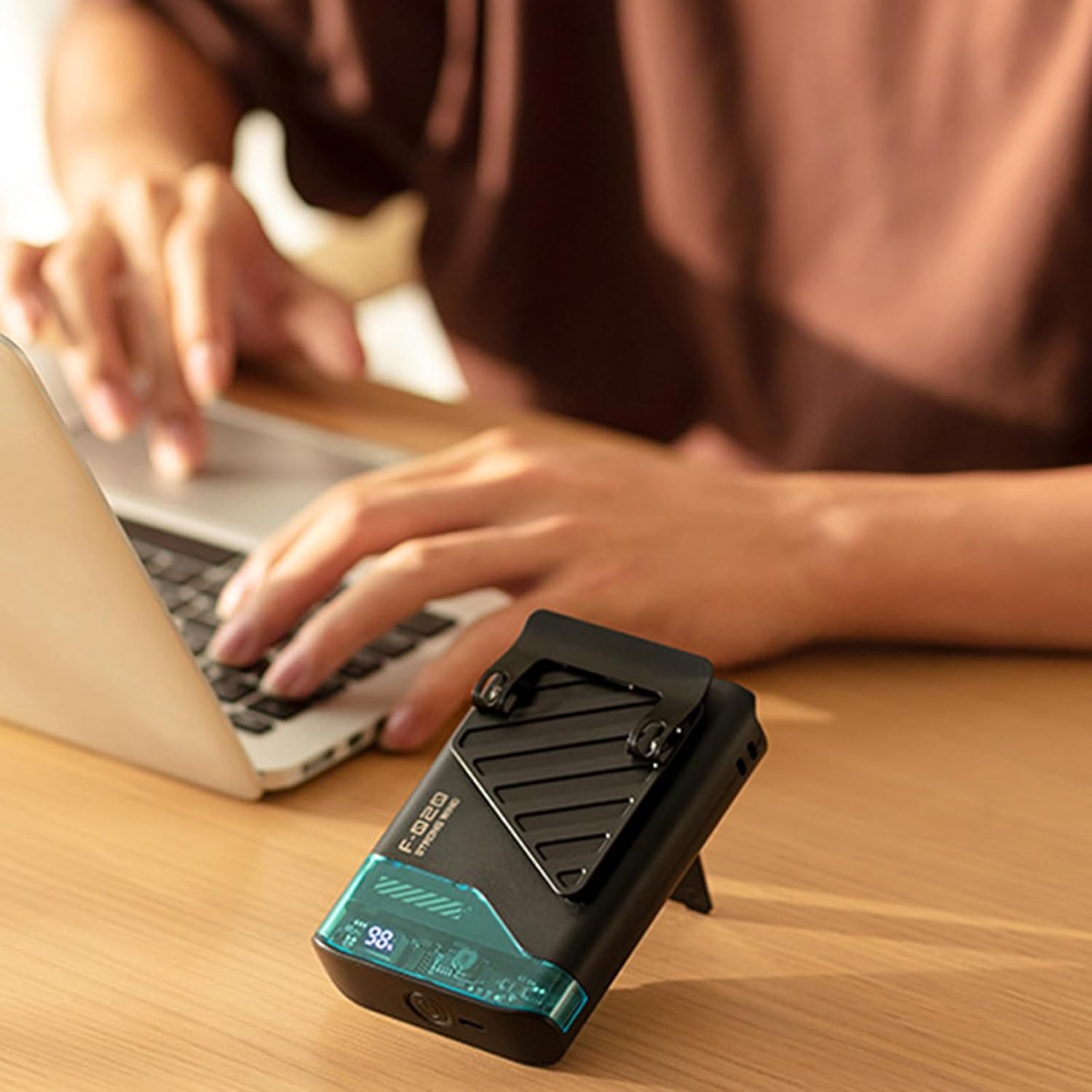 ウェアラブルウエストファン4000mahクリップ充電式冷却可能腹筋テクスチャポータブルスポーツ愛好家のための屋外作業ファン向け