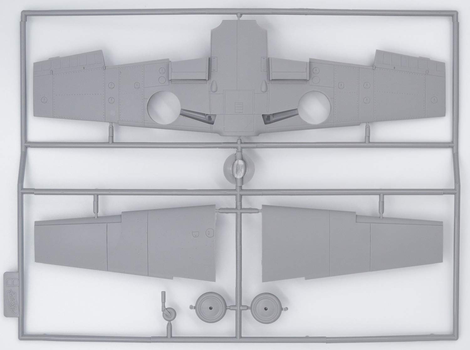 ICM ICM48805 1:48-Bf 109F-4 with German Ground Personnel