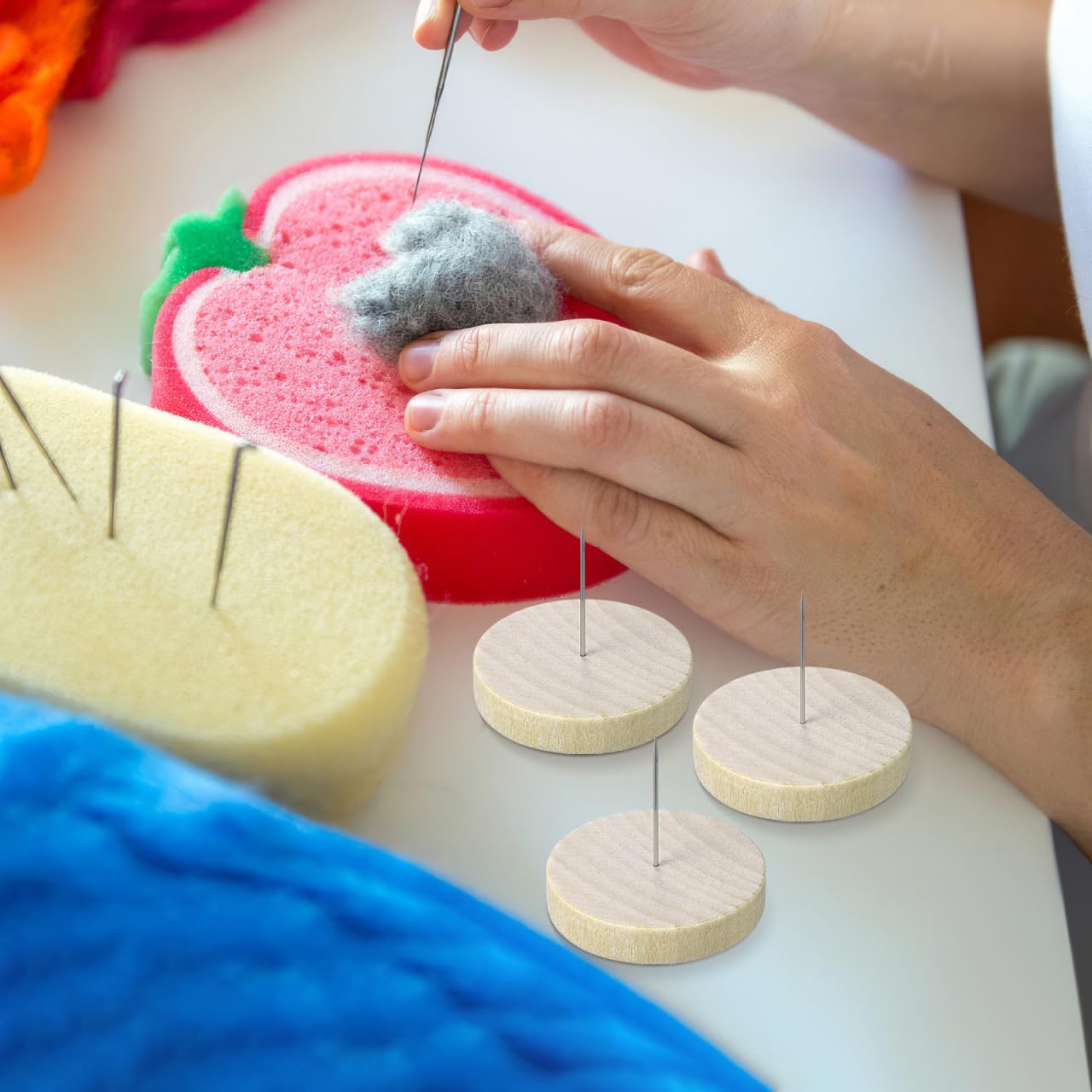 Lot de 8 présentoirs de poupées en feutre en bois avec porte-aiguille pour poupées au crochet – Base décorative chic pour présenter de petits objets Lot de 8 présentoirs de poupées en feutre en bois avec porte-aiguille pour poupées au crochet – Base décorative chic pour présenter de petits objets