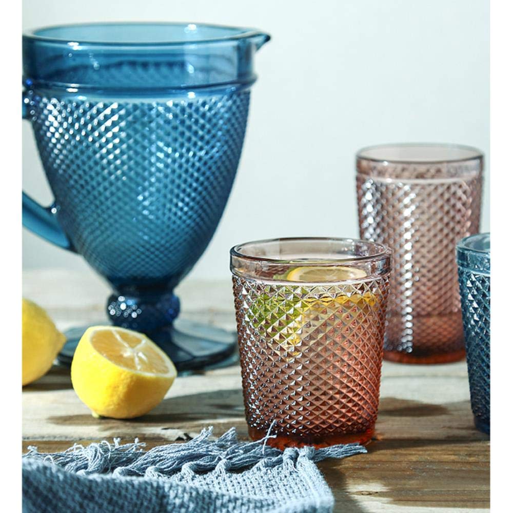 Jarra de zumo y té frío con vasos para meriendas en terrazas y cenas