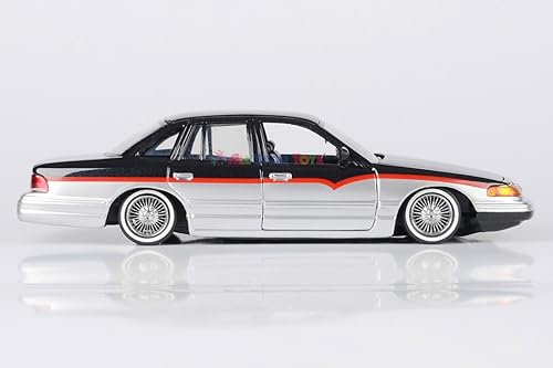 Miniatura 4 de Motormax 1993-97 Ford Crown Victoria Lowrider 1:24 Modelo fundido a presión Negro Metálico Get Low 79024 por All Star Toys
