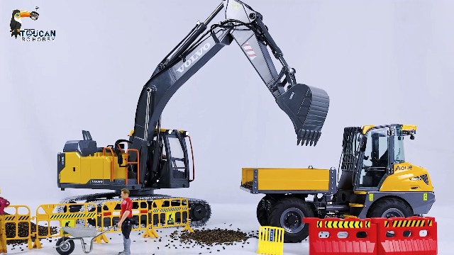 Amazon.com: TOUCAN RC HOBBY 1:14 RC Excavator 2.4G RC Digger