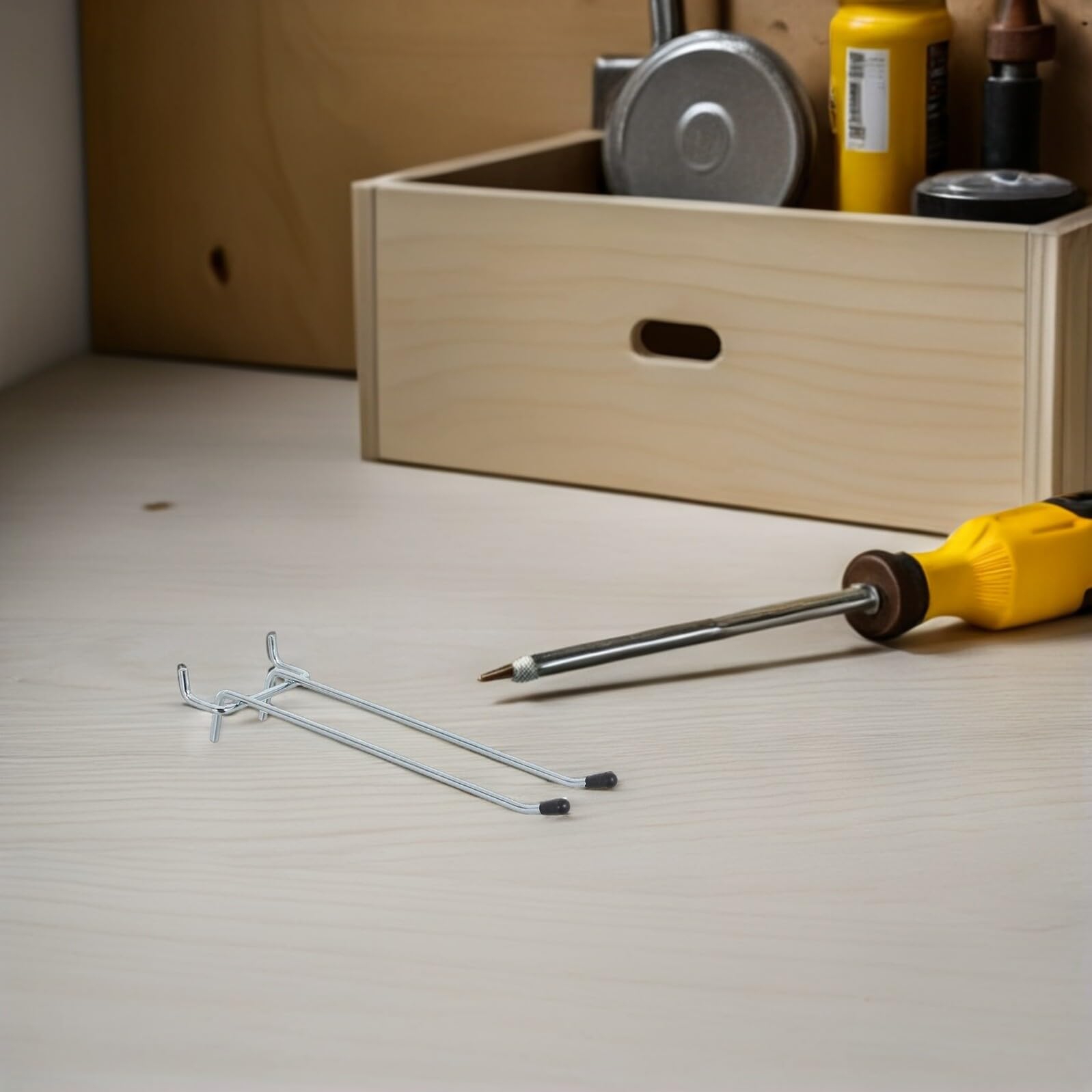 NUOBESTY 10 Pezzi Ganci per Pannello Forato in Ferro da 6 Pollici, Capacità 7-11lb, Facile Installazione e Versatilità, per Piccoli Oggetti e Chiavi in Cucine e Studi