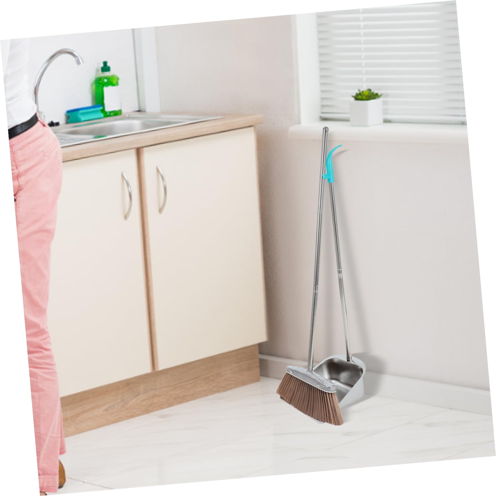 Toyvian Besen und Kehrblech Set mit Edelstahl Staubschaufel und Weichen Borsten Robustes Kehrset für Haushalt und Garten Stehendes Kehrblech mit Langem Griff Effiziente Reinigungslösung