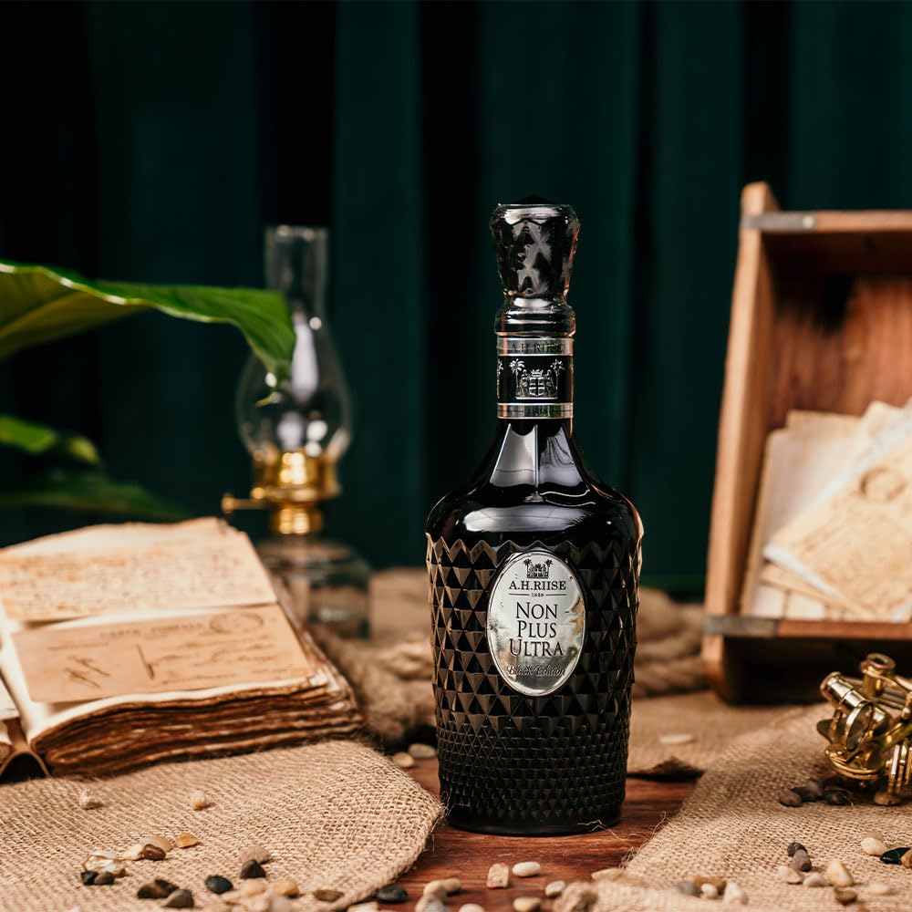 A.H. Riise Non Plus Ultra Black Edition | Premium Spirituose auf Rumbasis | Edles Design | Angenehmer, lieblicher Geschmack | 700 ml | 42% Vol