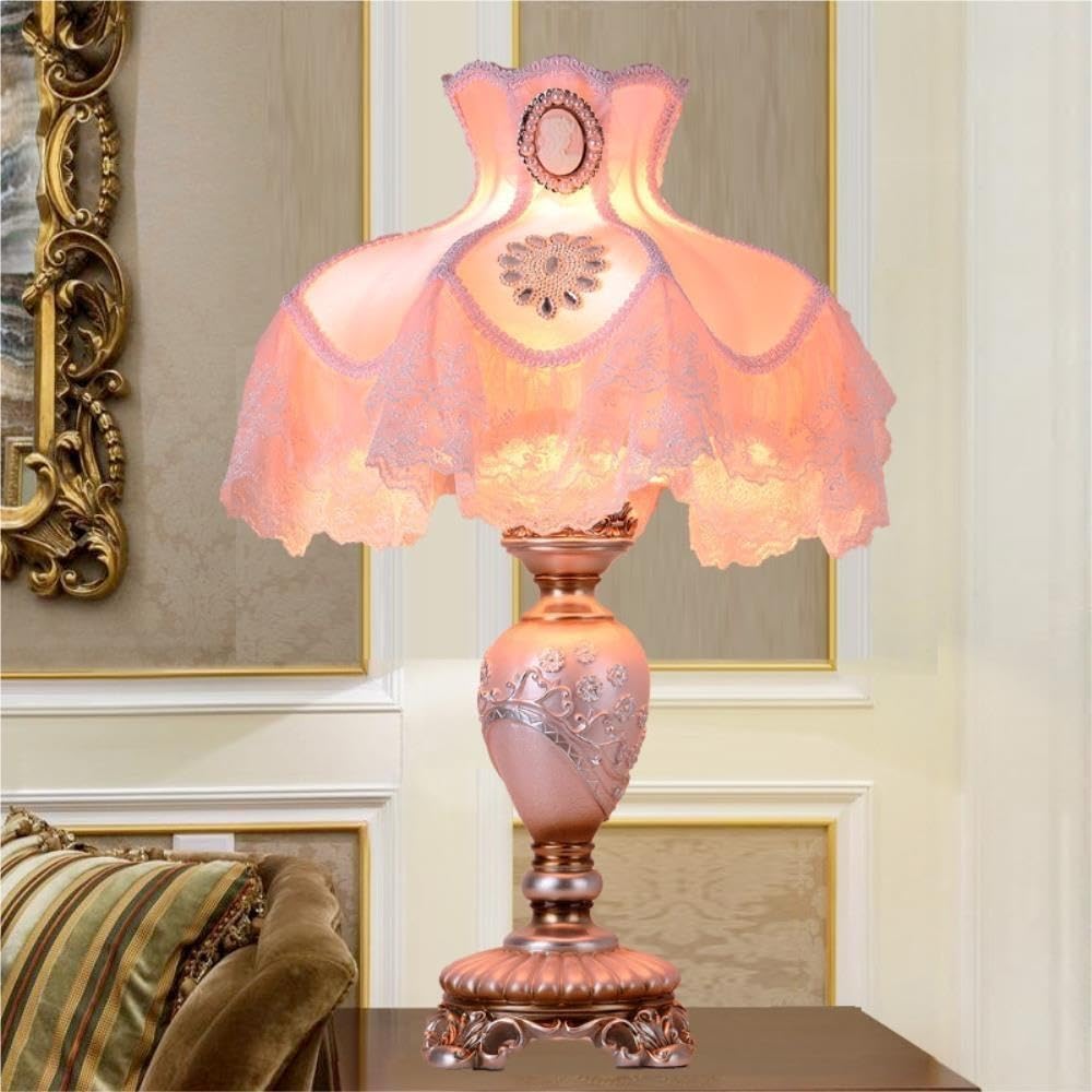 Lampada vintage in pizzo, luce ambientale romantica sul comodino | Pizzo vintage, base in resina, paralume in tessuto, dipinto a mano, luce ambientale