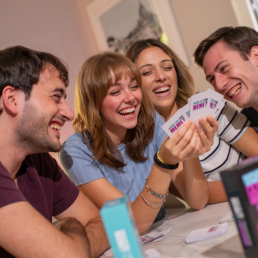 What Do You Meme Core Nuova Versione, Adesso con Carta GIF, Nuove Immagini, Più Carte Didascalia, Gioco per Appassionati di Meme, dai 18 anni in su, per 3 o più giocatori