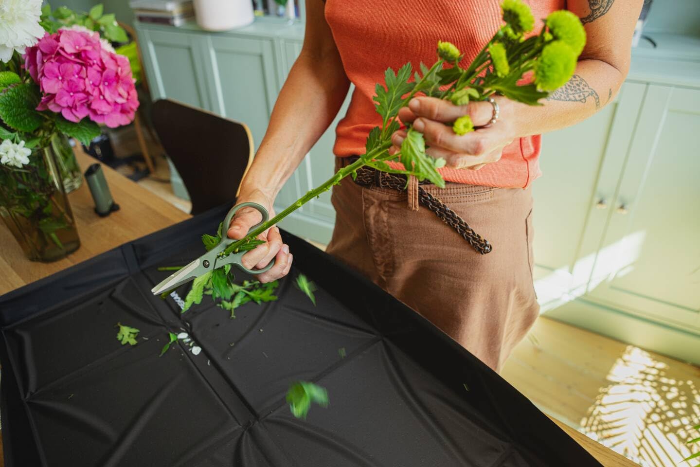Fiskars Cesoie per Piante con Supporto, Cura delle Piante Urbane, Per Tagli Netti su Piante da Interni e Fiori, Lunghezza Totale 18,8 cm, Acciaio Inox/Plastica, Verde Scuro/Nero, 1075316