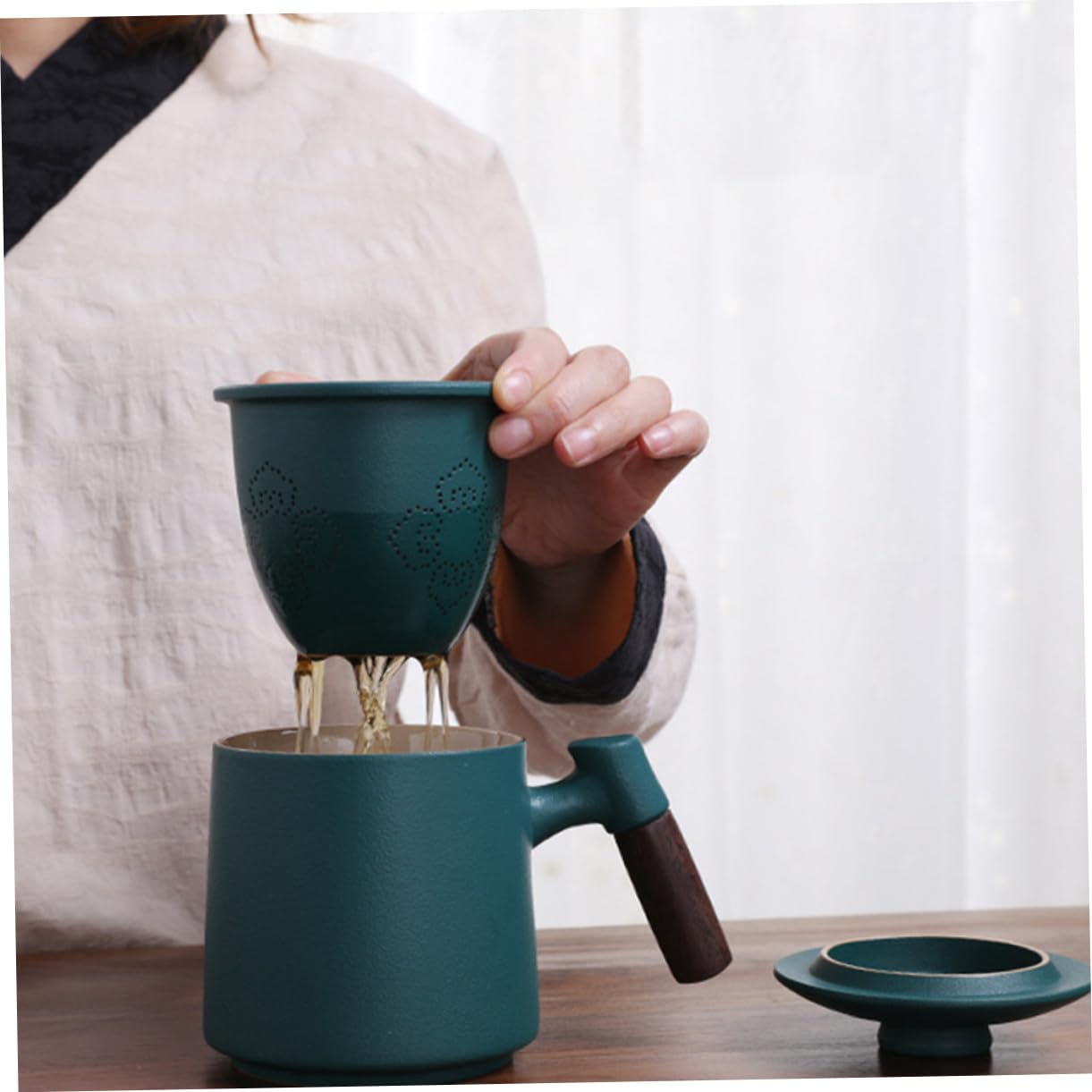 Mikinona Juego de Tazas de Cerámica Verde de 400ml con Infusor y Tapa, Mango de Madera, Diseño Clásico Retro, Antiescaldado y Fácil Limpieza para Té o Café