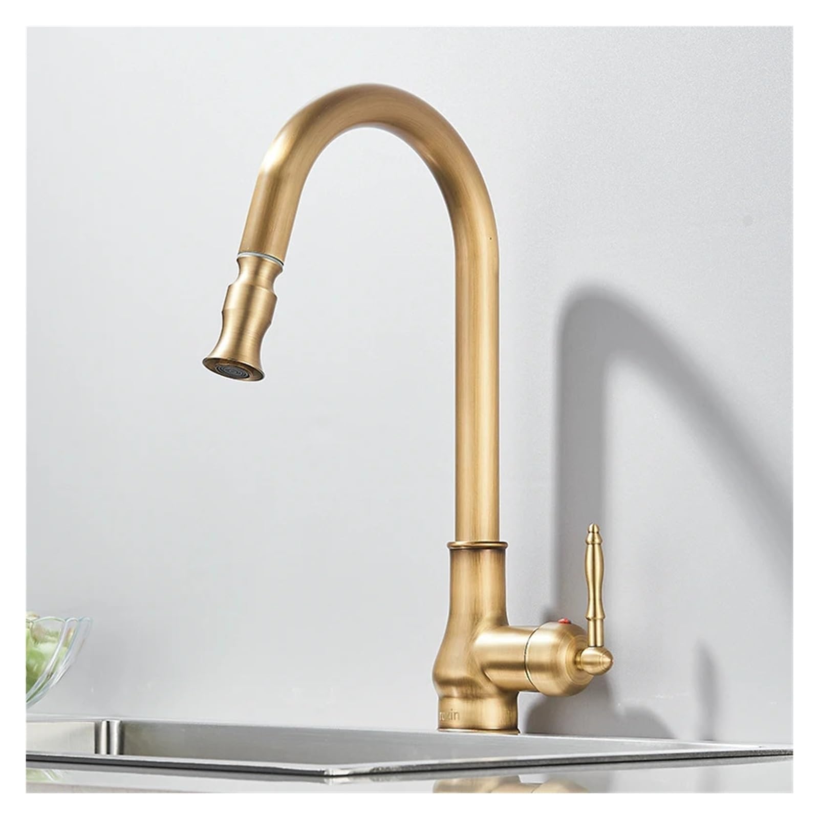 Mitigeur de cuisine pivotant en laiton antique monotrou avec eau chaude et froide